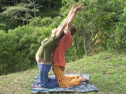 yoga en pareja para preparar un parto natural